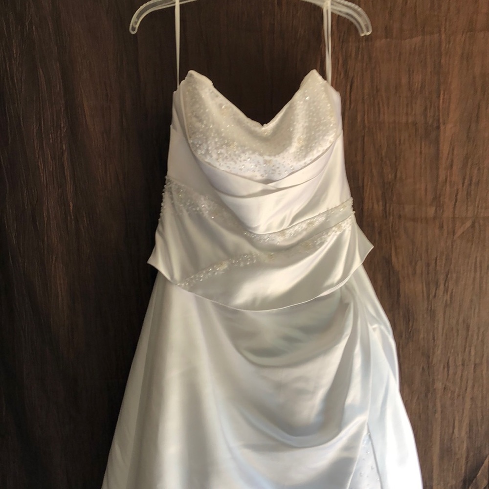 Eden Bridal beautiful wedding gown 14 w/ 13’ train